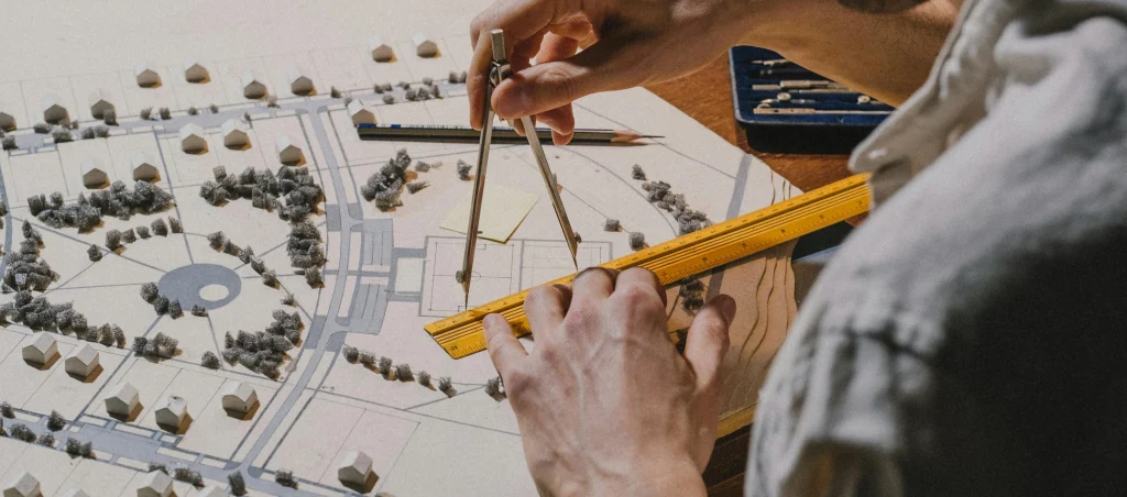 Evita errores en planos de casas desde la planificación urbana y el diseño en maqueta Arquitecto utilizando compás y maqueta para planificar diseño urbano y distribución de casas